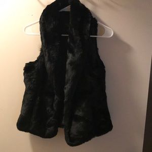 AMERICAN EAGLE FAUX FUR VEST